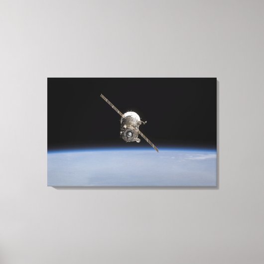Het Soyuz TMA-11-ruimtevaartuig boven het aardoppe Canvas Afdruk (Voorkant)