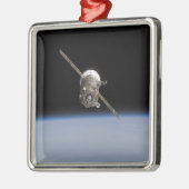 Het Soyuz TMA-11-ruimtevaartuig boven het aardoppe Metalen Ornament (Links)