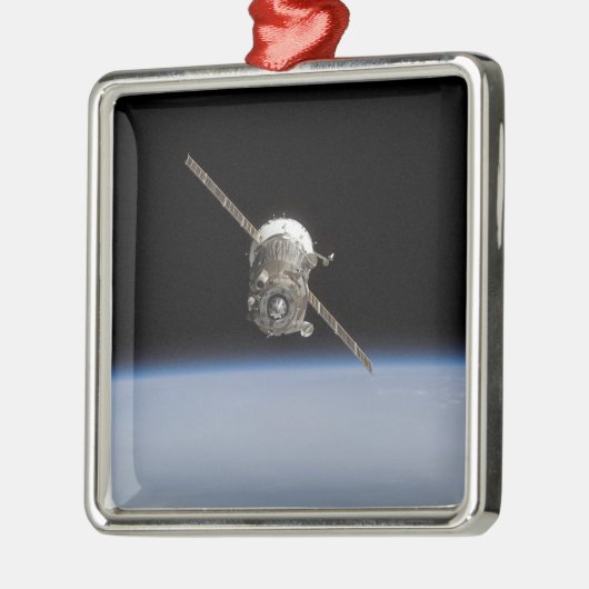 Het Soyuz TMA-11-ruimtevaartuig boven het aardoppe Metalen Ornament (Links)