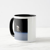 Het Soyuz TMA-11-ruimtevaartuig boven het aardoppe Mok (Voorkant links)