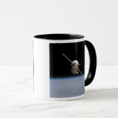 Het Soyuz TMA-11-ruimtevaartuig boven het aardoppe Mok (Voorkant rechts)