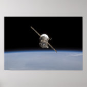 Het Soyuz TMA-11-ruimtevaartuig boven het aardoppe Poster (Voorkant)