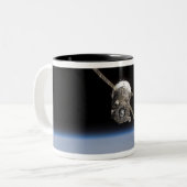 Het Soyuz TMA-11-ruimtevaartuig boven het aardoppe Tweekleurige Koffiemok (Voorkant links)