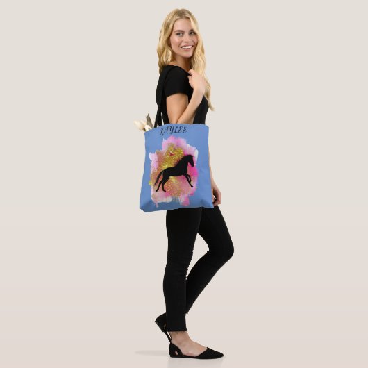 HET SPARKLEREN VAN DE HORSE CANVAS TAS VERSPREID. (Op model)