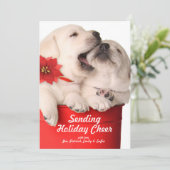 Het speelse "puppy" van Kerstmis in een Rode Feestdagenkaart (Staand voorkant)