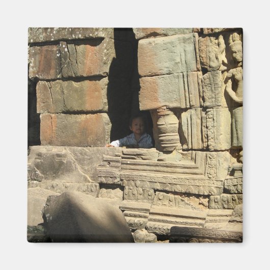 Het spelen in de Ruins ... Ta Prohm, Cambodja Magneet (Voorkant)