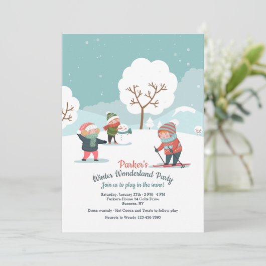 Het spelen in de sneeuwdaguitnodiging kaart (Staand voorkant)