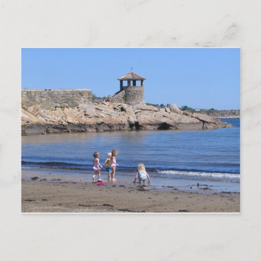 Het spelen op de strand in Rockport, MA Briefkaart (Voorkant)