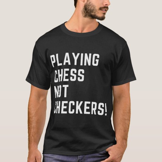 HET SPELEN VAN CHESS NIET CONTROLEERT APPAREL T-SHIRT (Voorkant)