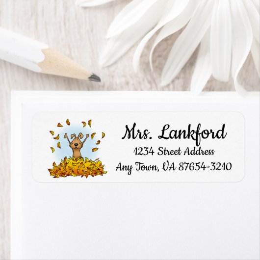 Het Spelen van de hond in een Tegel van de Bladere Etiket (Insitu)