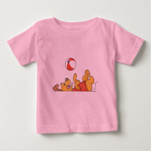 Het Spelen van de hond met de T-shirts en de