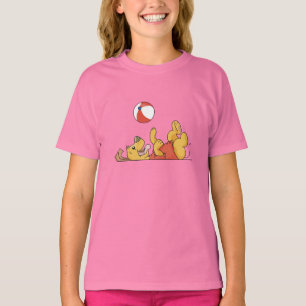 Het Spelen van de hond met de T-shirts en de
