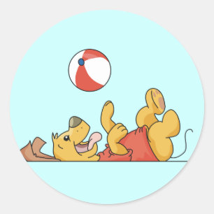 Het Spelen van de hond met de T-shirts en de Ronde Sticker