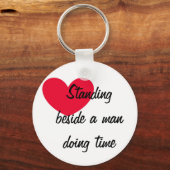 Het staan naast een man die tijd Sleutelhanger doe (Voorkant)