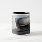 Het staartgedeelte van een A-10 Thunderbolt II Tweekleurige Koffiemok (Center)