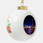 Het stadscentrum van Toronto in Canada, waar 's na Keramische Bal Ornament (Links)