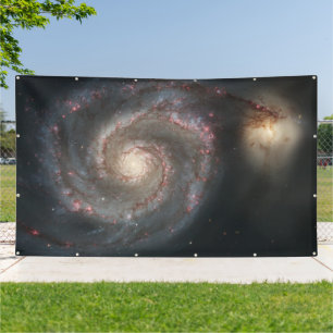 Het sterrenstelsel Whirlpool M51 & begeleider in d Spandoek