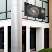 Het sterrenstelsel Whirlpool M51 & begeleider in d Spandoek (Buitenkant Gebouw)