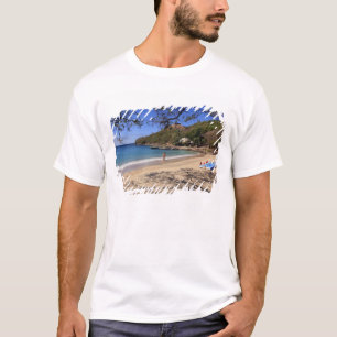 Het strand op Pigeon Island National Park T-shirt