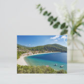 Het strand Panormos van het eiland Skopelos, Griek Briefkaart (Staand voorkant)