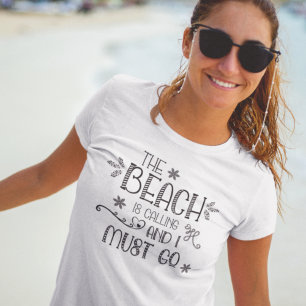 Het strand roept de fun Quote Typografie T-Shirt