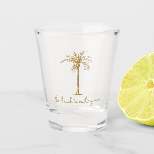Het strand roept me Gouden Kokospalmboom Shot Glas (Voorkant)