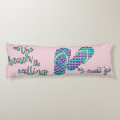 Het strand roept met zeemeerminnen Teenslippers Lichaamskussen (Achterkant)