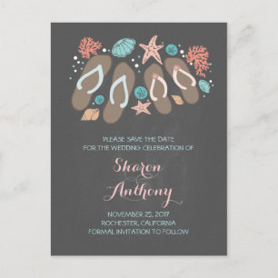 Het strand van Cute teenslippers trouwt op de datu Aankondigingskaart