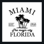 Het strand van Miami City in Florida Poster<br><div class="desc">Begin met je fantastische reis naar Miami City - Florida met dit originele grafische ontwerp dat een perfect cadeauidee is voor mannen en vrouwen om te surven en van de geweldige stad te genieten. Je staat op het punt een aantal van de beste en meest significante steden in Zuid-Florida Amerika...</div>