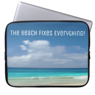 Het strand verhelpt alles Aangepaste tekst Laptop Sleeve