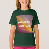 Het T-shirt "Dream Big, Work Hard" is perfect voor (Voorkant)