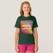 Het T-shirt "Dream Big, Work Hard" is perfect voor (Voorkant volledig)