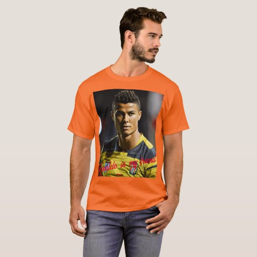 Het T-shirt heeft een oranje kleur. (Voorkant volledig)