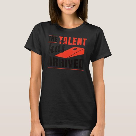 Het talent is aangekomen bij Bean Bag Cornhole T-shirt (Voorkant)