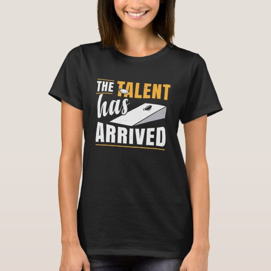 Het talent is aangekomen bij Bean Bag Cornhole T-shirt (Voorkant)