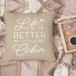 Het Tan & White-leven is beter in de Cabine Kussen<br><div class="desc">Robuuste,  moderne werpkussens voorzien van een lichtbeige achtergrond met "het leven is beter in de cabine",  die in witte typografie is verankerd. Pas de achterkant aan met uw familienaam en het vastgestelde jaar.</div>