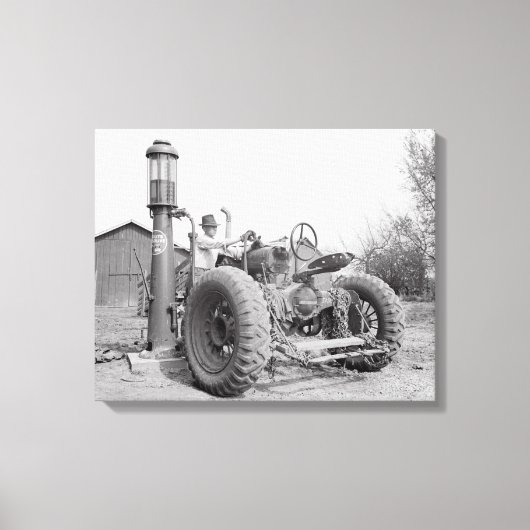 Het tanken van de tractor, 1940 canvas afdruk (Voorkant)
