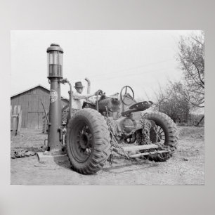 Het tanken van de tractor, 1940. Oude foto Poster