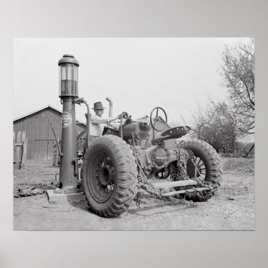 Het tanken van de tractor, 1940. Oude foto Poster (Voorkant)