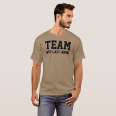 Het TEAM (Achternaam) personaliseert het T-shirt (Voorkant volledig)