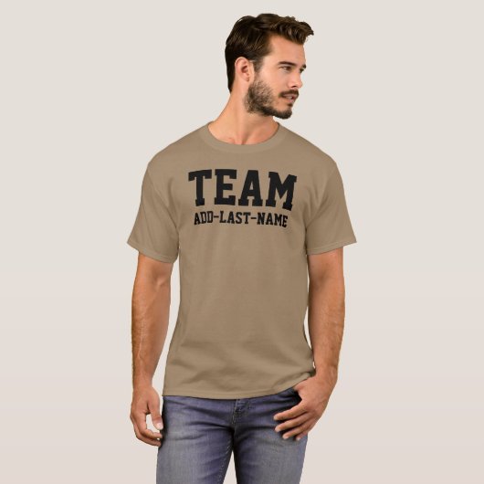 Het TEAM (Achternaam) personaliseert het T-shirt (Voorkant volledig)
