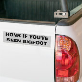 Het toeteren voor Bigfoot Sasquatch Bumpersticker (Op Truck)