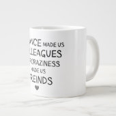 Het toeval maakte ons collega's onze gekte maakte grote koffiekop (Voorkant rechts)