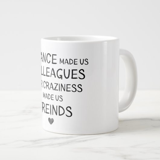 Het toeval maakte ons collega's onze gekte maakte grote koffiekop (Voorkant rechts)