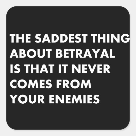 Het treurigste aan verraad is dat het nooit vierkante sticker (Voorkant)