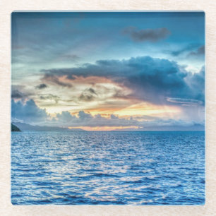 Het troebel luchtruim boven de kust van Bora Bora Glazen Onderzetter