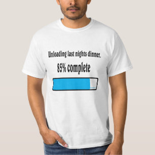Het uitladen van de laatste avonden diner. t-shirt