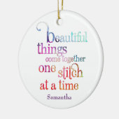 Het uitnaaien van één titel tegelijkertijd keramisch ornament (Links)