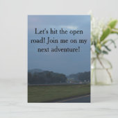 het uitnodigen van vrienden voor een reis over de kaart (Staand voorkant)