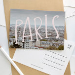 Het Uitzicht van Paris Hand Lettered Briefkaart<br><div class="desc">De perfecte aandenken om uw reis naar Parijs te herinneren met dit prachtige briefkaart met handbelettering. Deze foto is genomen in Parijs,  Frankrijk staande op de trappen van Sacré-Coeur.</div>